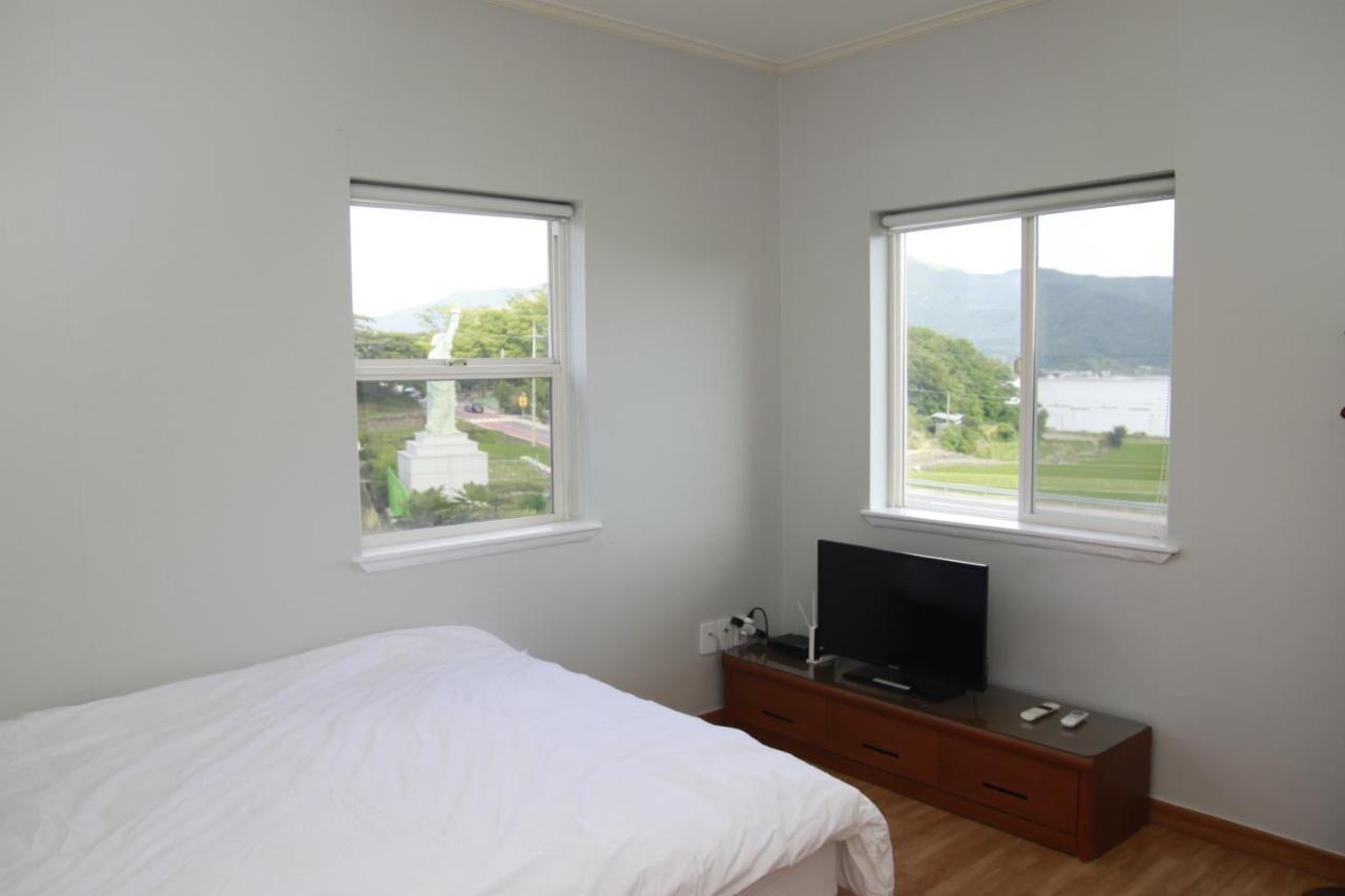 American Village Pension Manoa Namhae Exterior photo